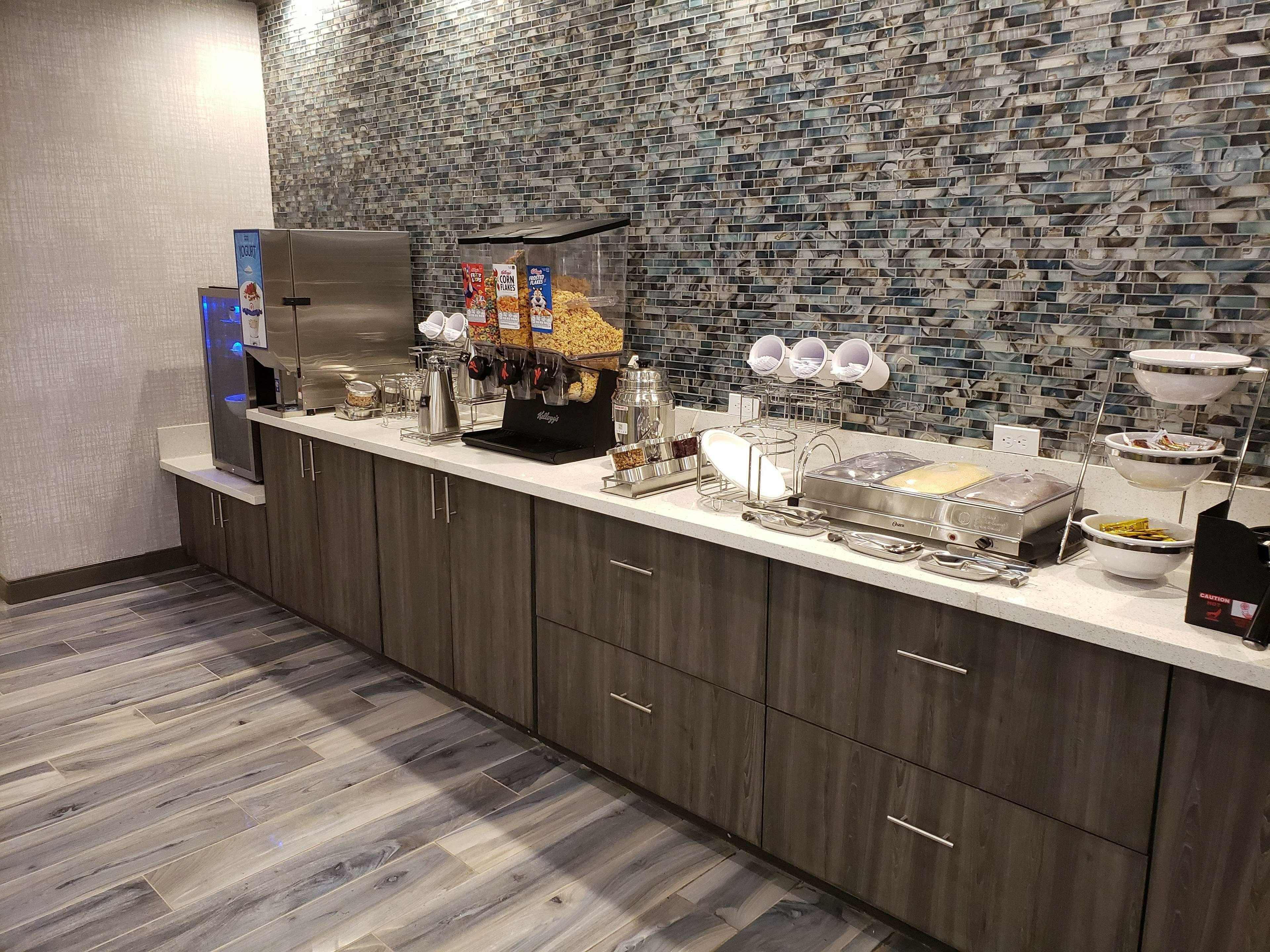 Фото Best Western Plus Executive Residency Denver-Central Park Hotel