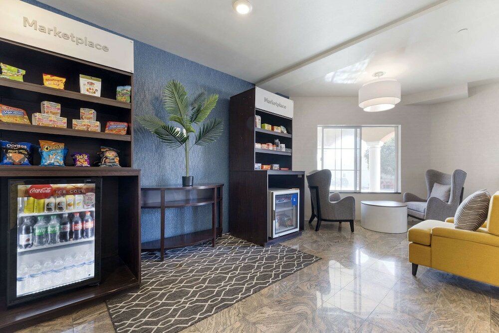 Фото Comfort Suites Oceanside Camp Pendleton Area