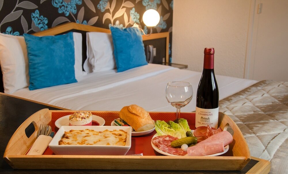 Фото Logis Hôtel du Midi - Saint Etienne Sud