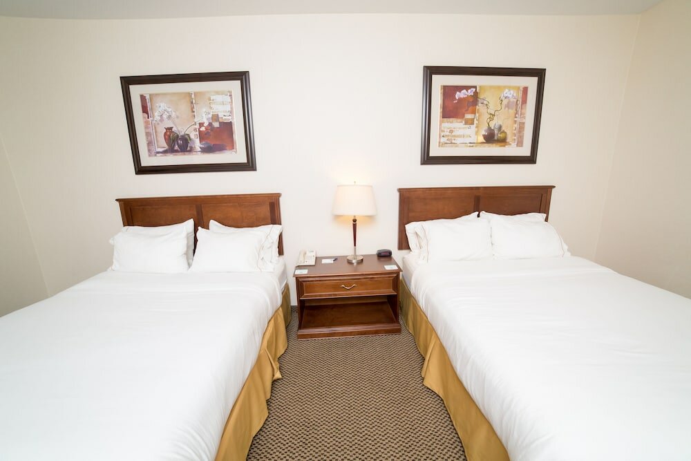 Фото Holiday Inn Express & Suites Drayton Valley