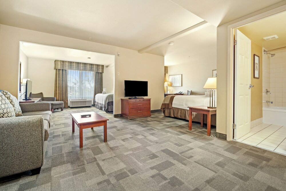 Фото Wingate by Wyndham Edmonton West