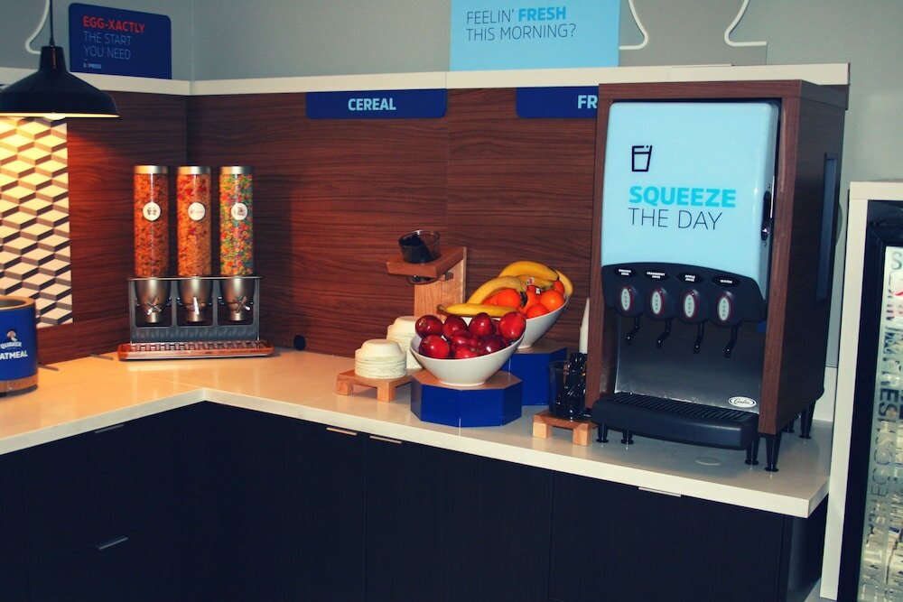 Фото Holiday Inn Express Hotel & Suites Marina - State Beach Area, an Ihg Hotel