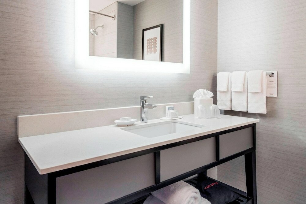 Фото Courtyard by Marriott Boston Brookline