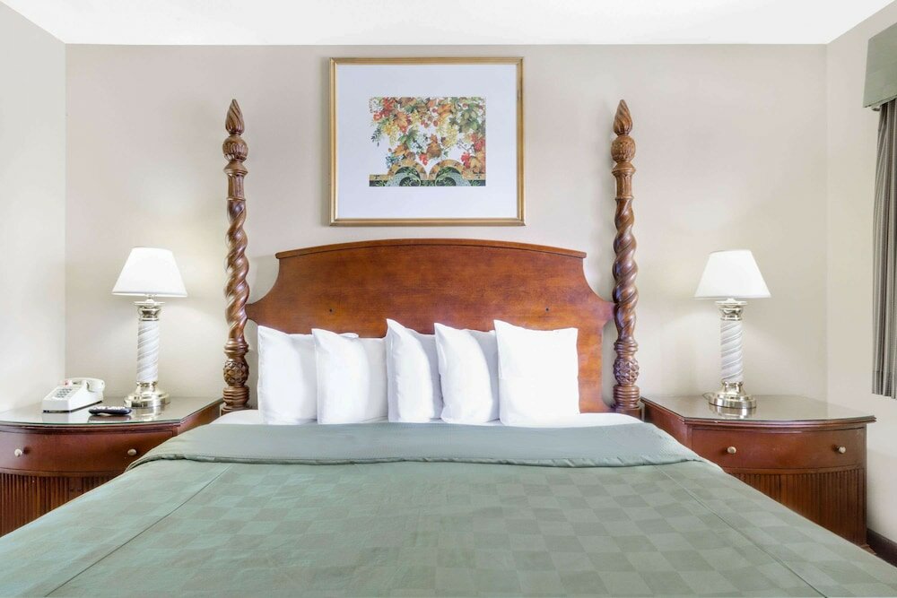 Фото Days Inn by Wyndham Kingman East