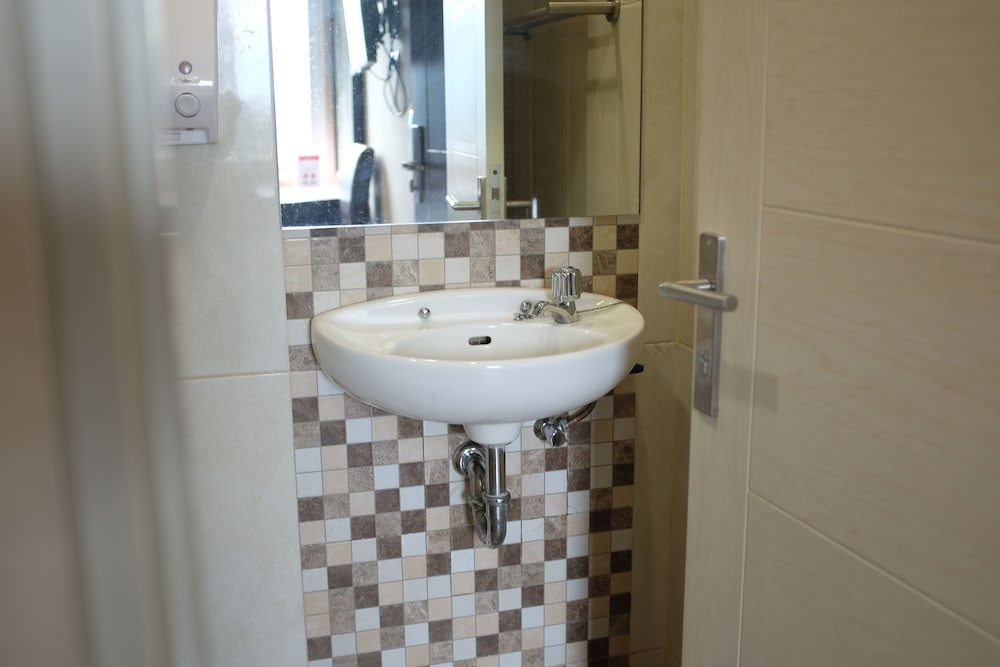 Фото RedDoorz Plus @ Thamrin