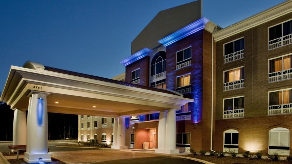 Фото Holiday Inn Express Hotel & Suites Raleigh Sw Nc State, an Ihg Hotel