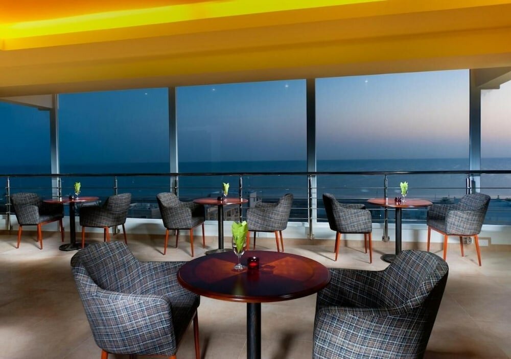 Фото Al Hail Waves Hotel Managed by Centara