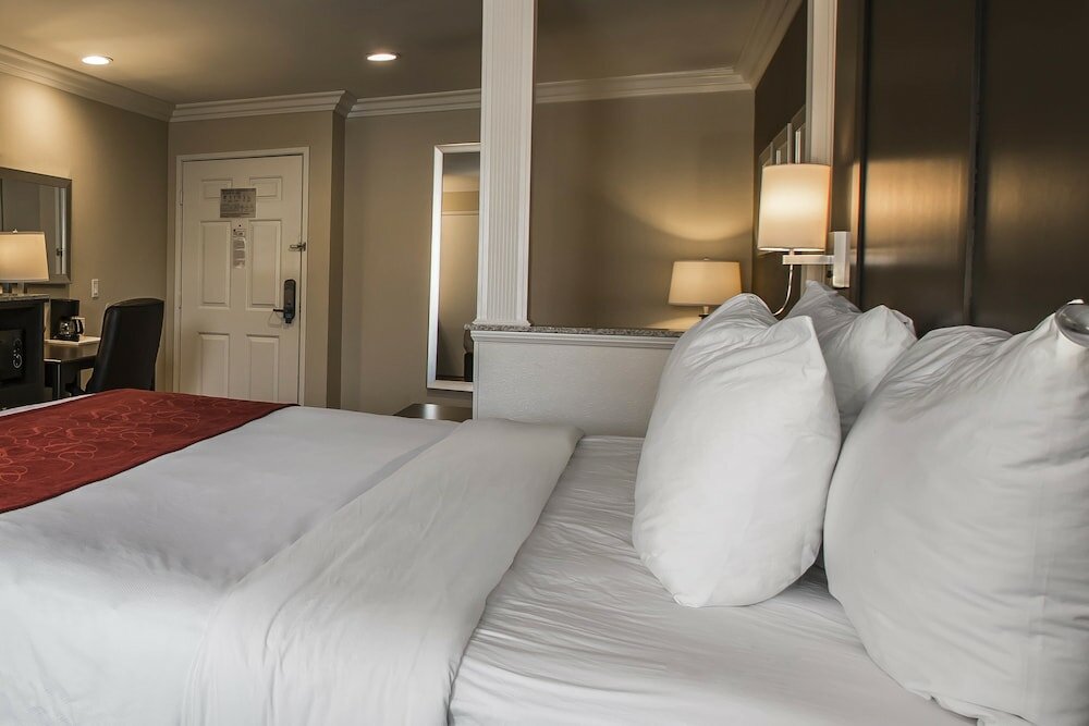 Фото Comfort Suites San Clemente Beach