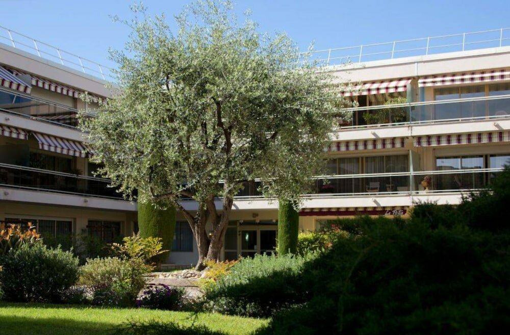 Фото The Originals Boutique, Hôtel Les Strélitzias, Antibes