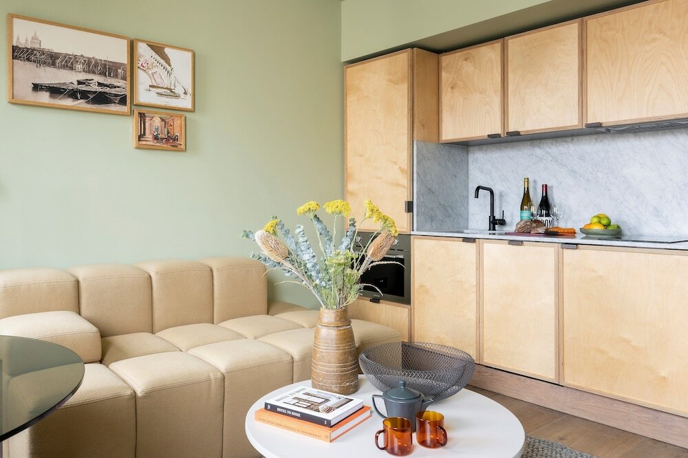 Фото Locke At Broken Wharf