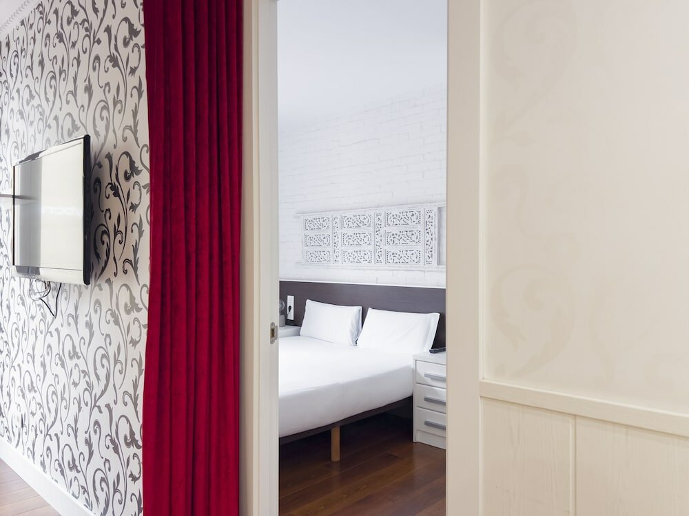 Фото Enjoybcn Gaudi Apartments