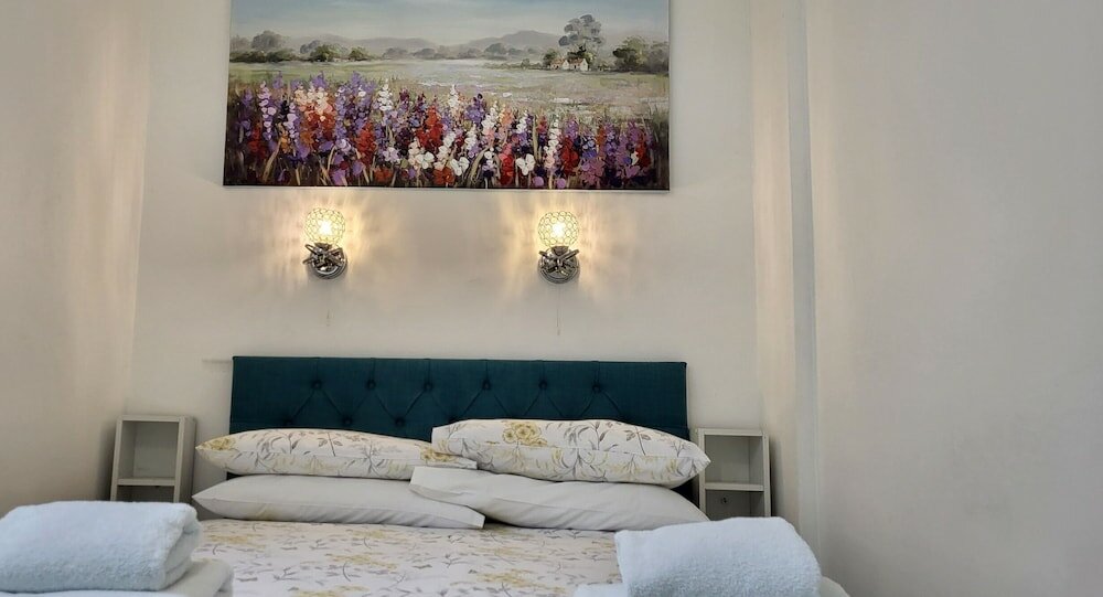 Фото Holly Lodge Guest House