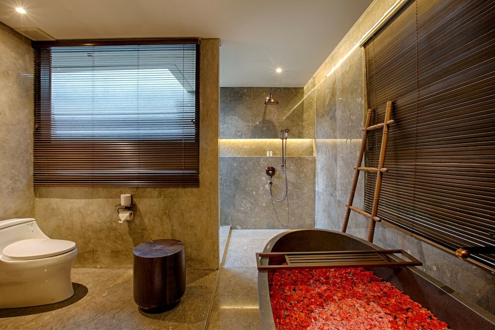 Фото Taman Dharmawangsa Suites