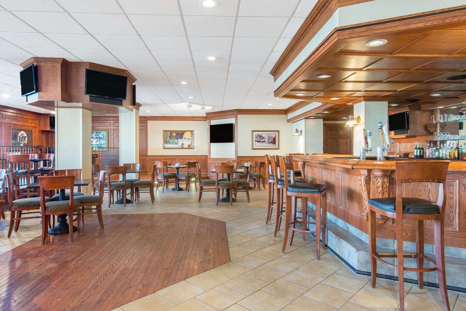 Фото Ramada by Wyndham Cumberland Downtown