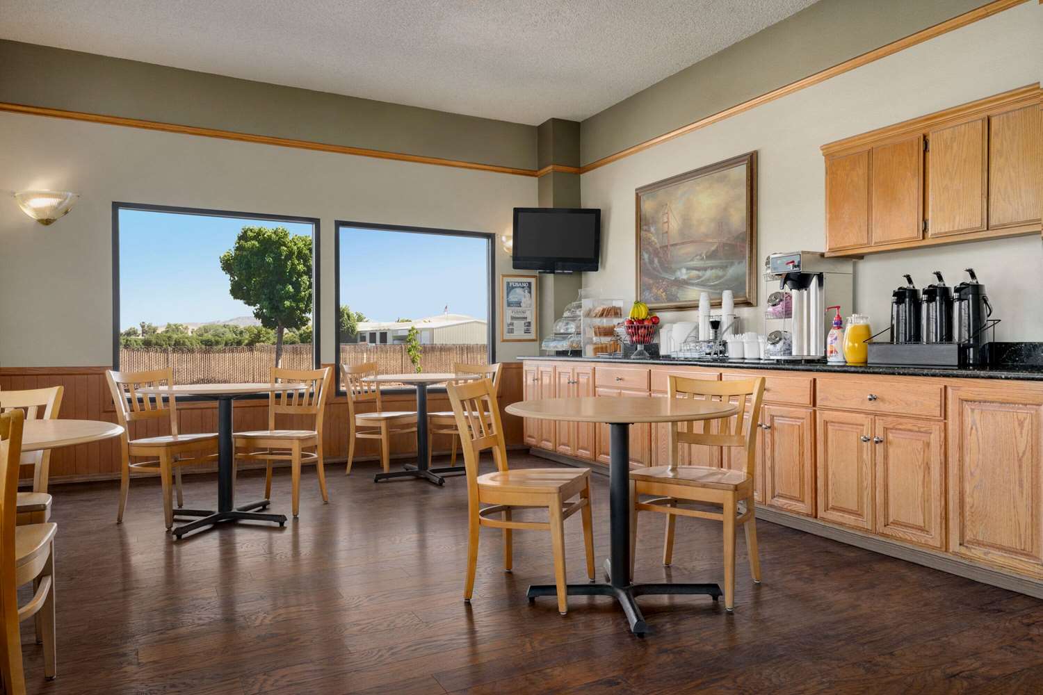 Фото Super 8 by Wyndham Lindsay Olive Tree