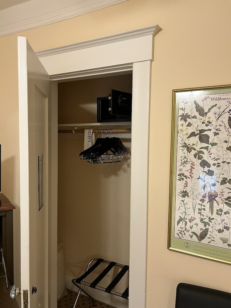 Фото The Andrews Hotel