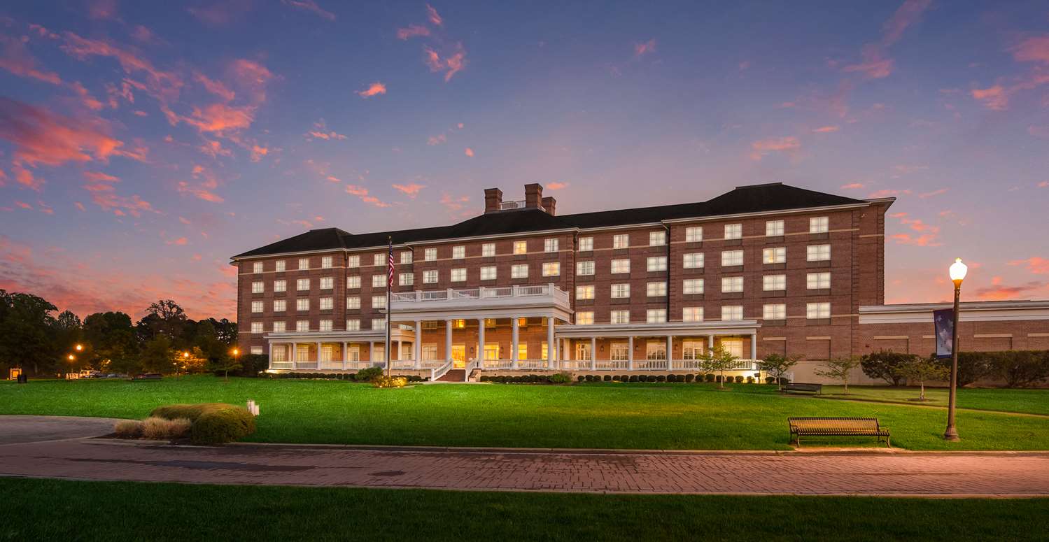 Фото Hilton Garden Inn Suffolk Riverfront