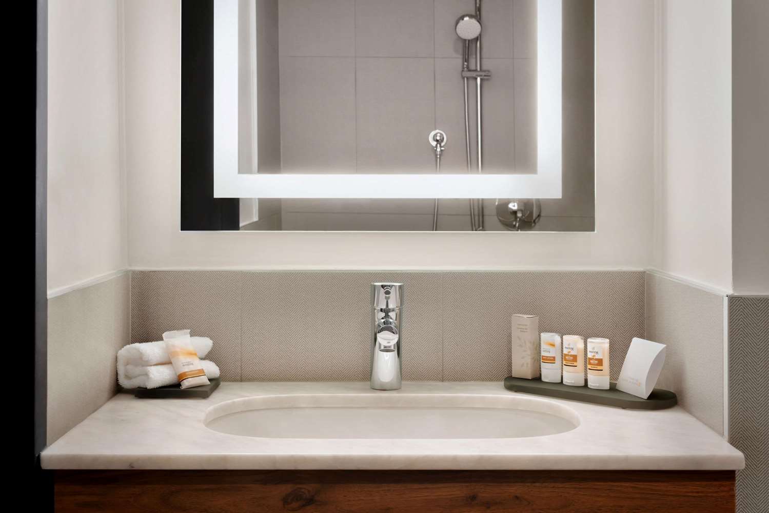 Фото La Quinta Inn & Suites by Wyndham Times Square South