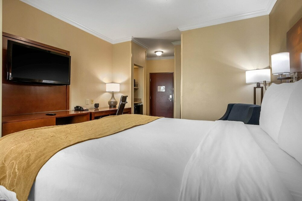 Фото Comfort Suites Central