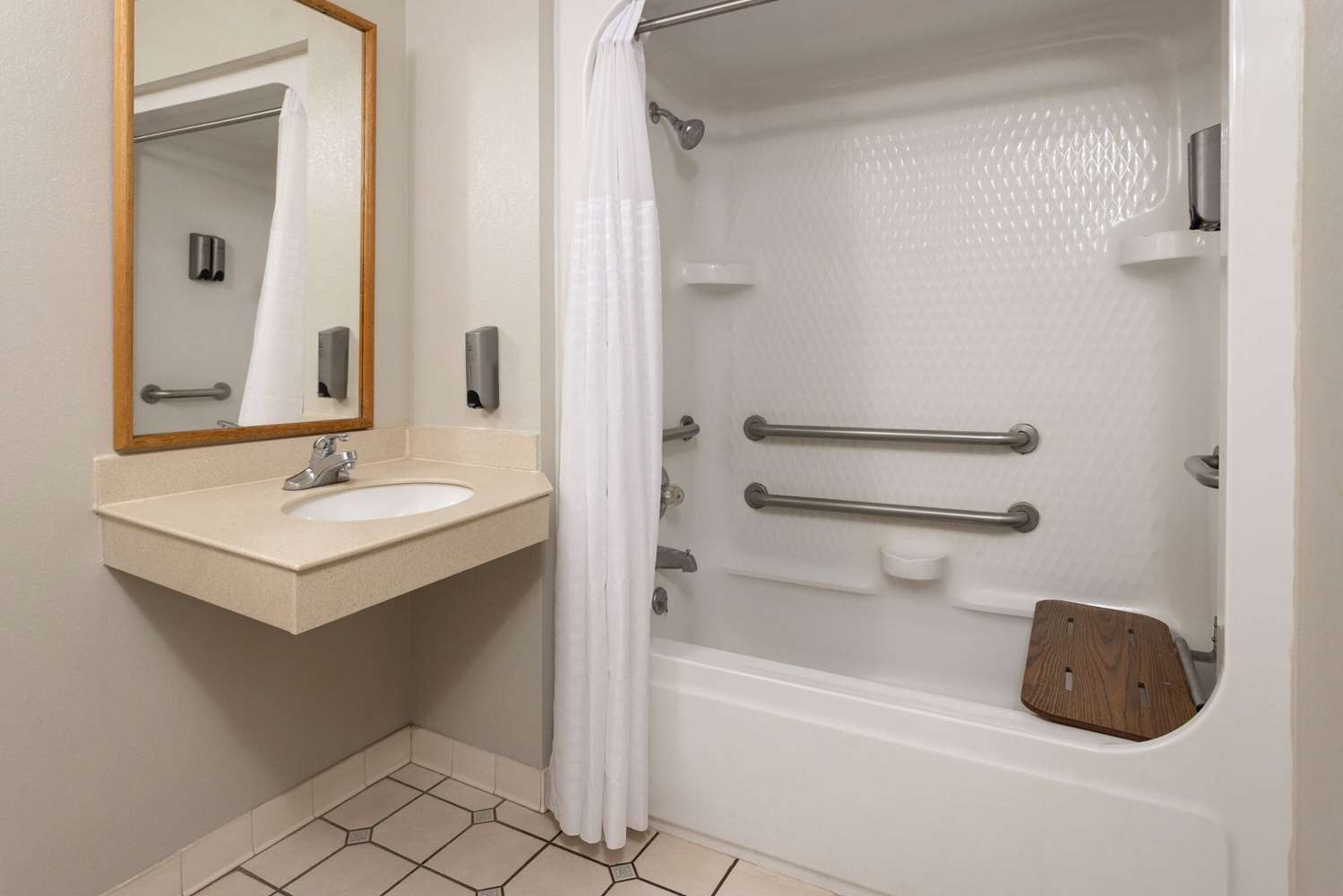 Фото Days Inn & Suites by Wyndham Albany