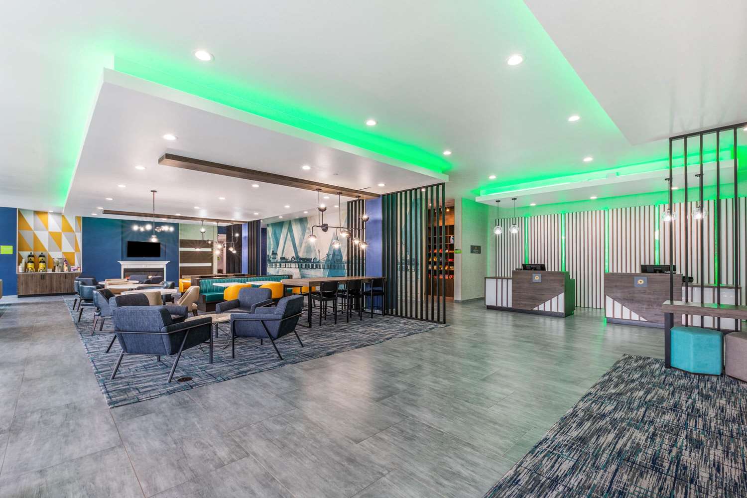 Фото La Quinta Inn & Suites by Wyndham Galveston