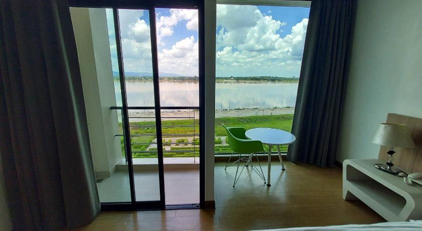 Фото The River Hotel