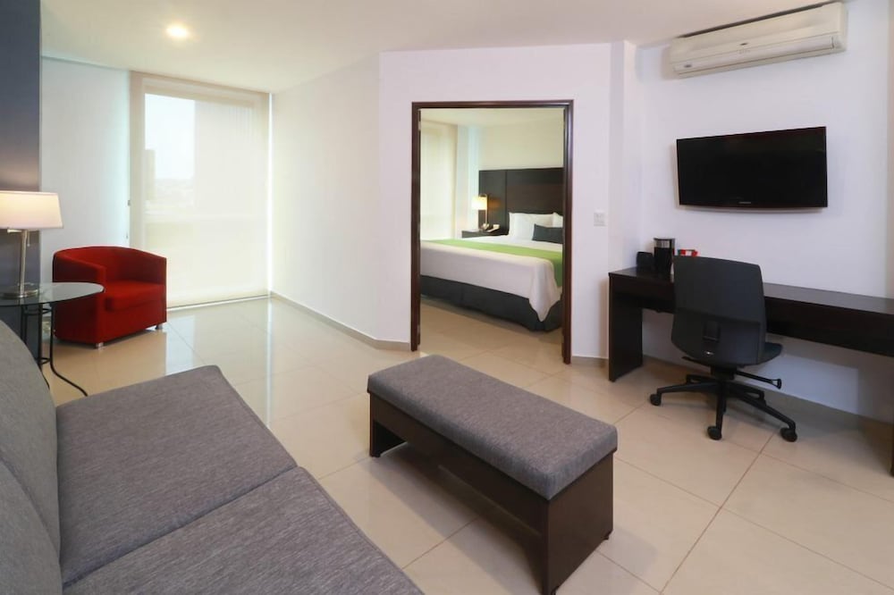 Фото Wyndham Garden Guadalajara Acueducto