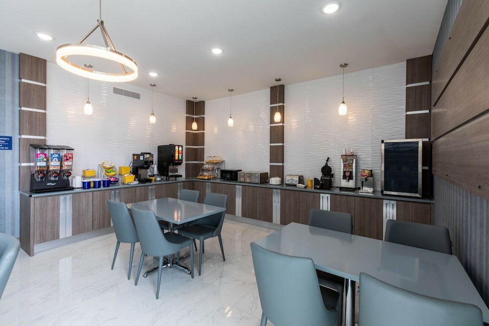 Фото Days Inn & Suites by Wyndham Downtown/University of Houston