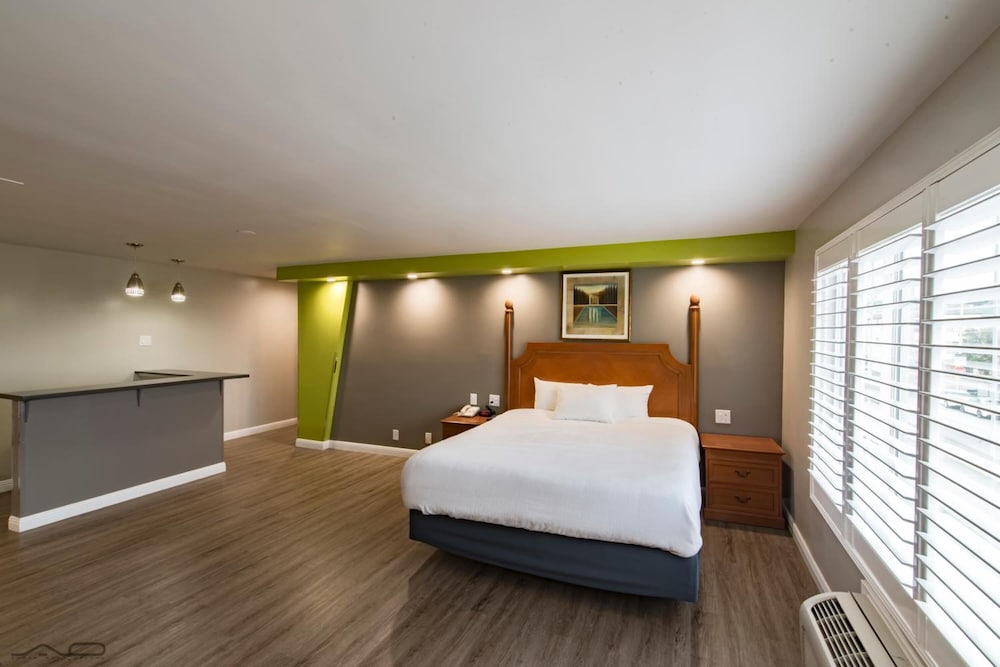 Фото SeaScape Inn - A FairBridge Hotel