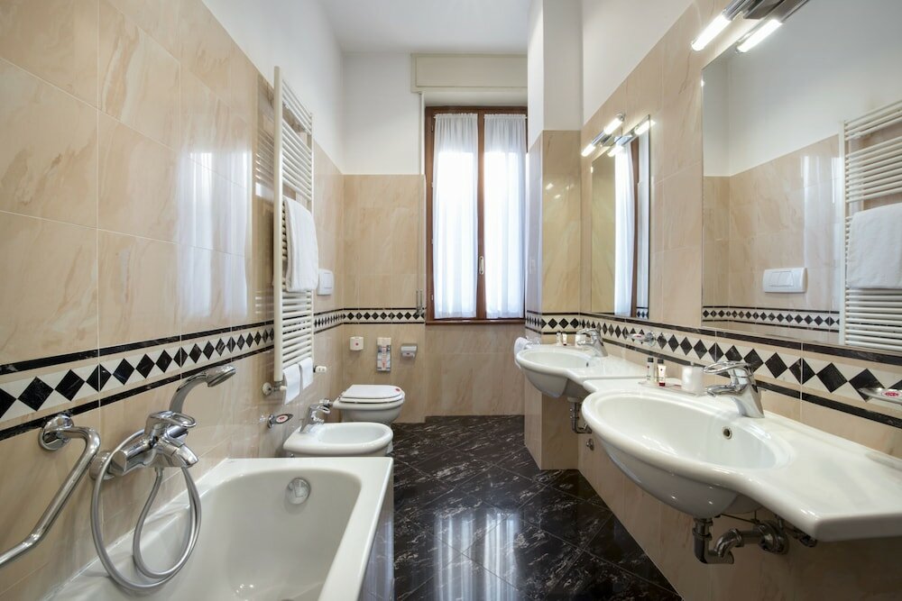 Фото Lancaster Hotel