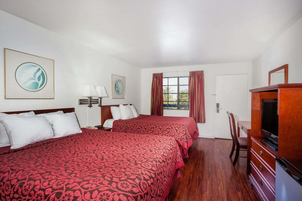 Фото Days Inn by Wyndham Orange Anaheim