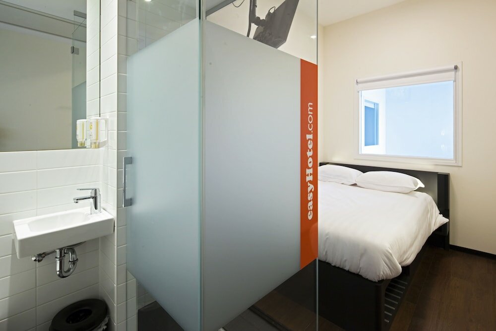 Фото EasyHotel Amsterdam City Centre South