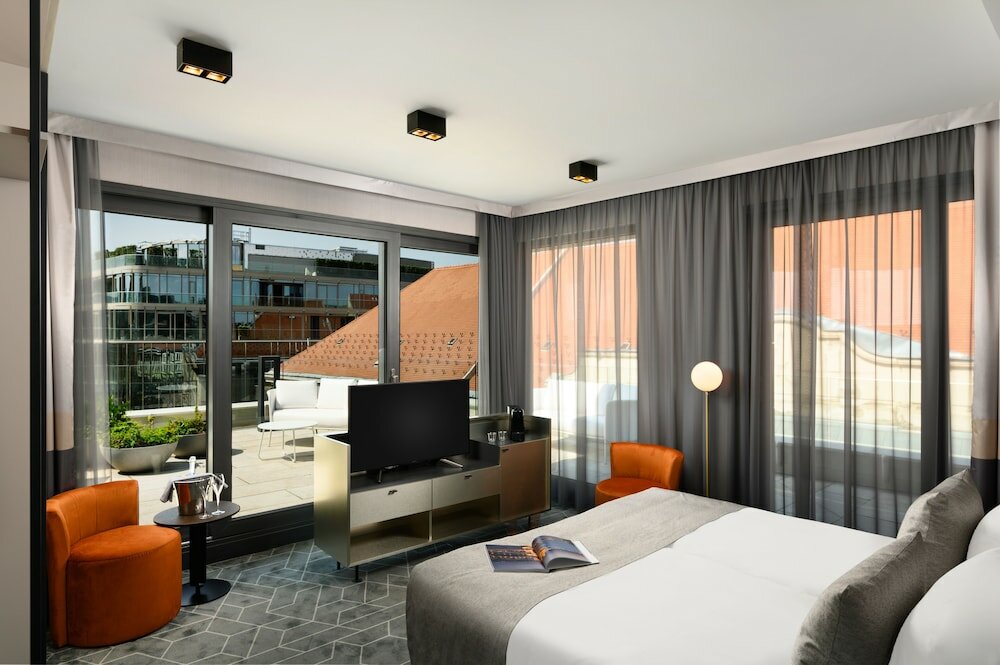 Фото Emerald Hotel & Suites 