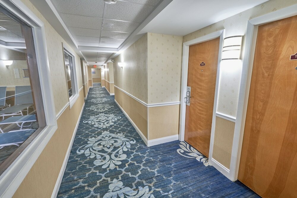 Фото Ambassador Inn & Suites