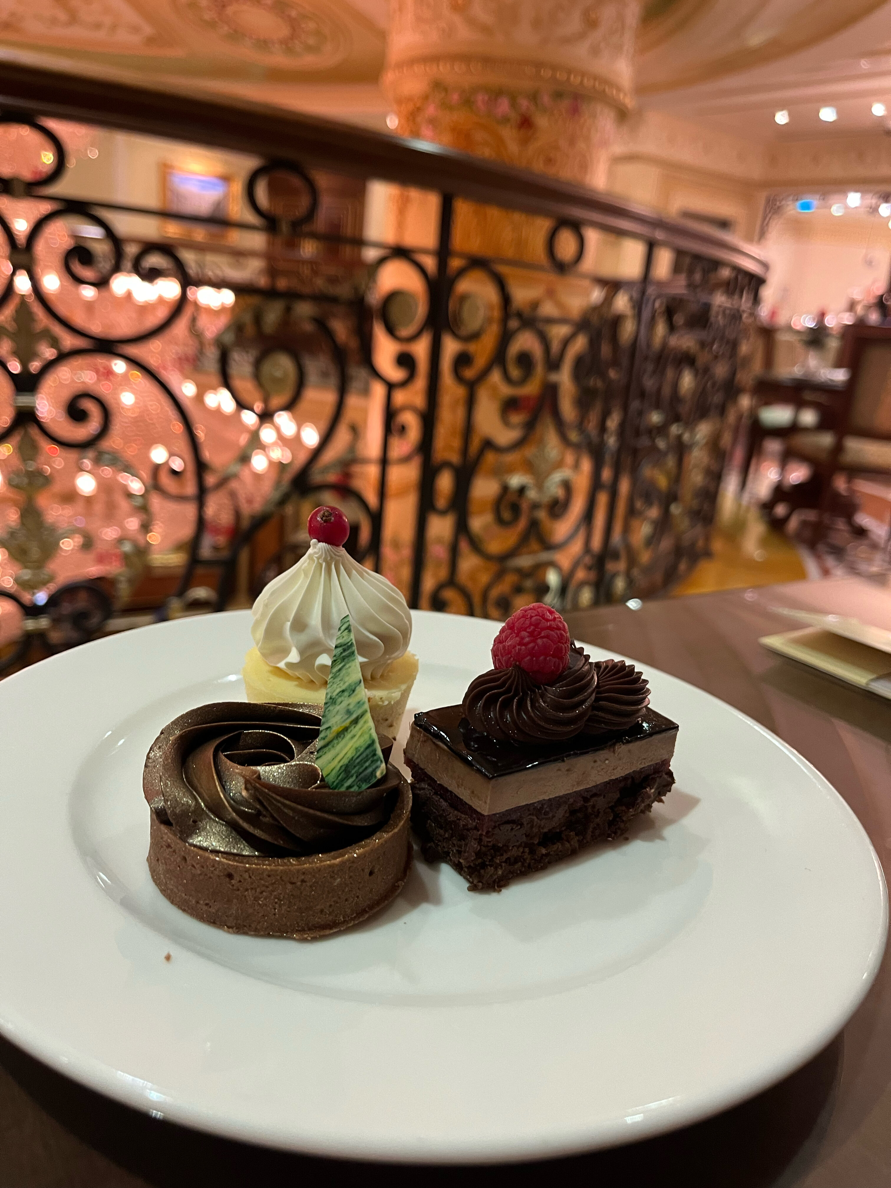 Фото Royal Rose Abu Dhabi, a Curio Collection by Hilton Affiliated Hotel