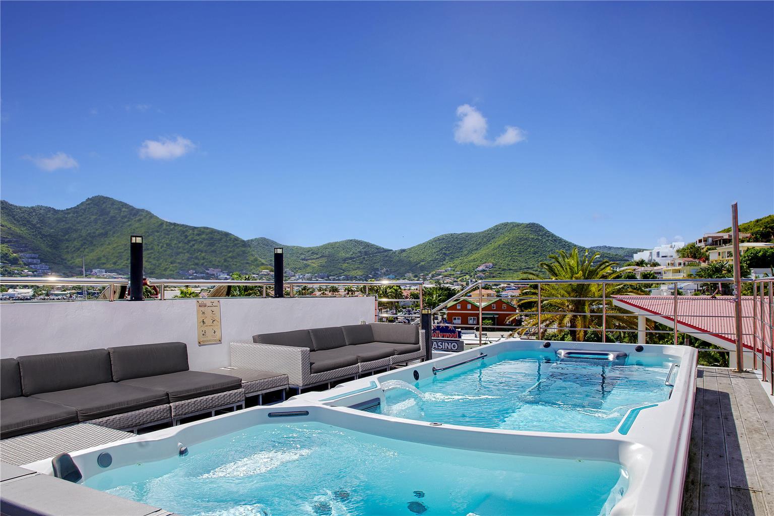 Фото Commodore Suites