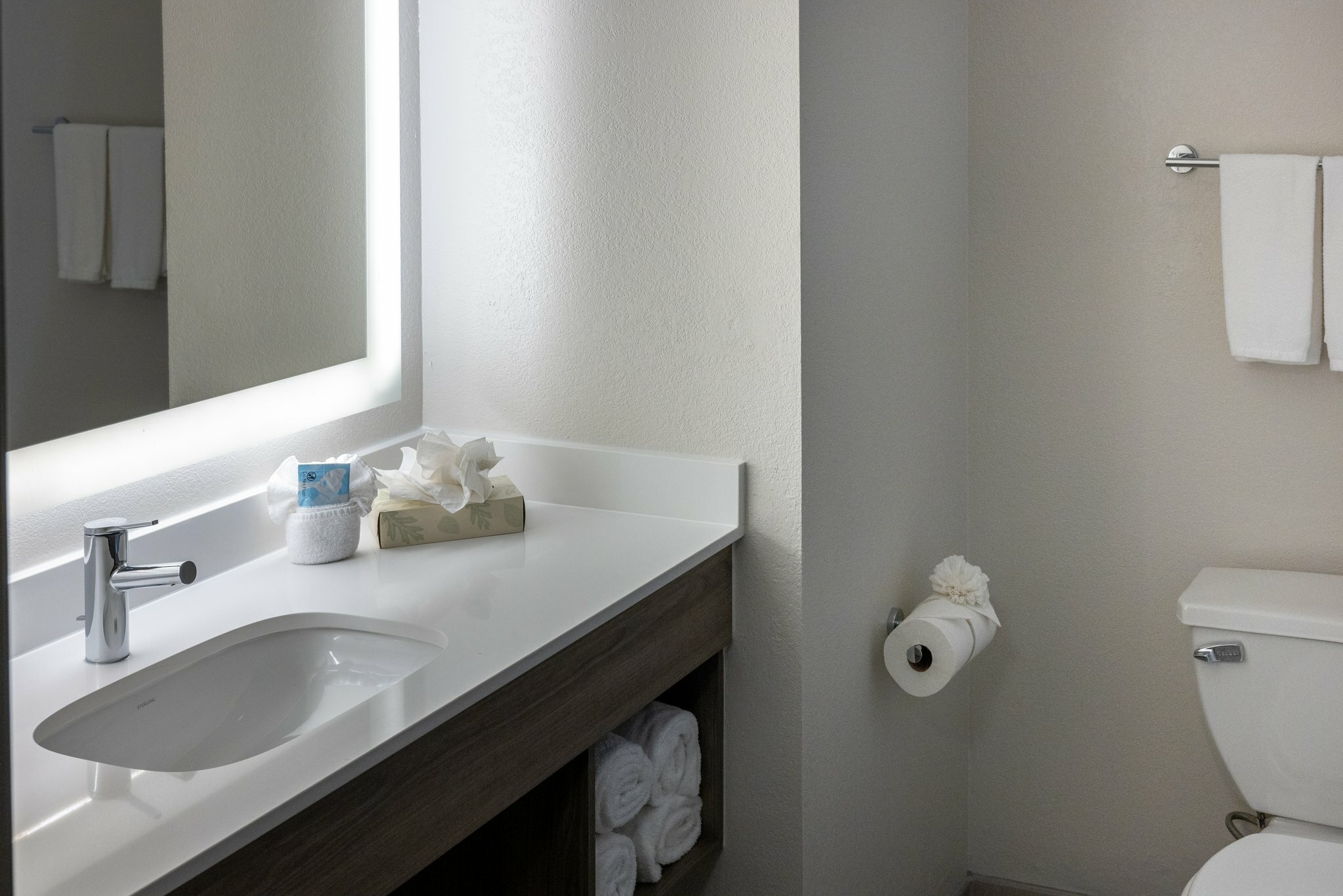 Фото Holiday Inn Express & Suites Wichita Airport, an Ihg Hotel