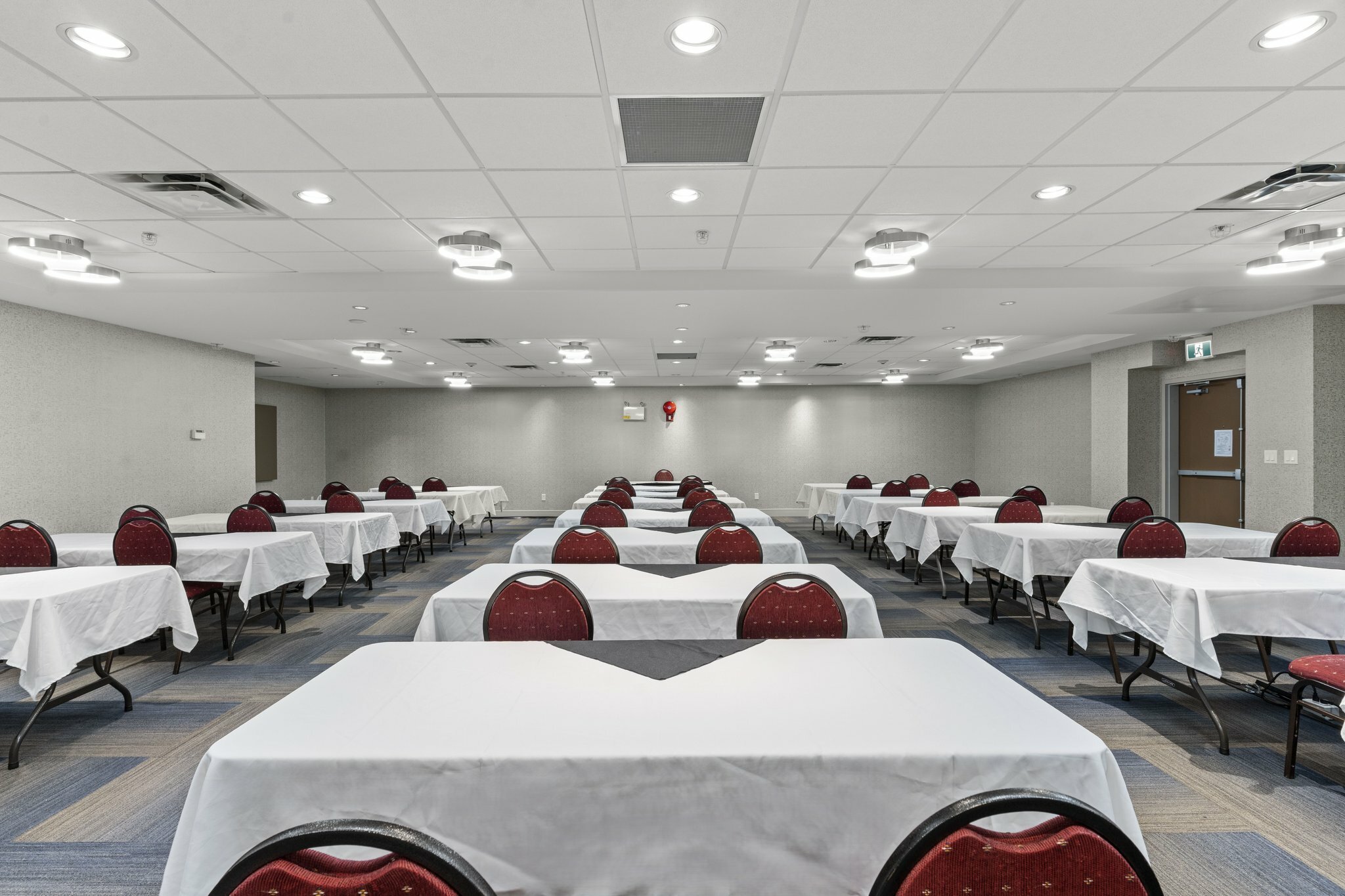 Фото Holiday Inn Express & Suites Surrey, an Ihg Hotel