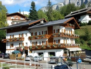 Гостиница Hotel Meublé Villa Neve в Кортина-д`Ампеццо