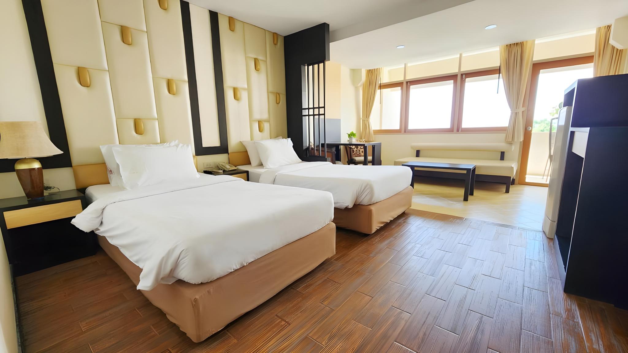 Фото Bangsaen Villa Hotel