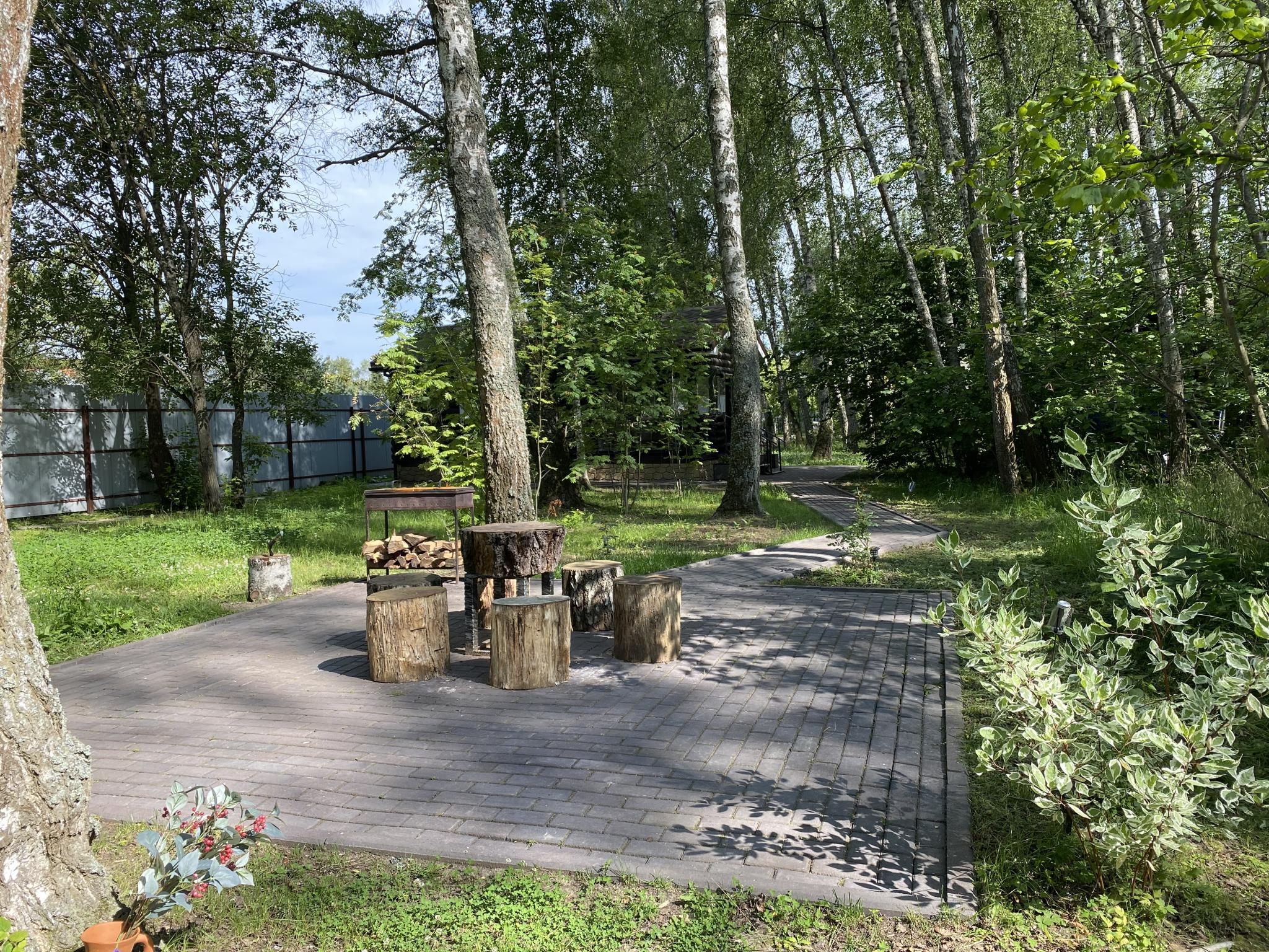 Фото Уютный домик в лесу у пруда