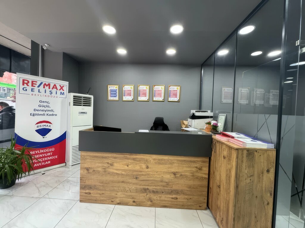 Real estate agency Re/max, Istanbul, photo