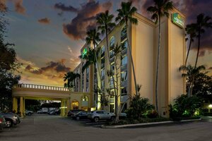 Гостиница La Quinta Inn & Suites by Wyndham West Palm Beach Airport в Уэст-Палм-Бич