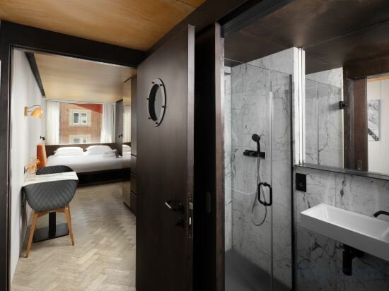 Фото StowAway Waterloo