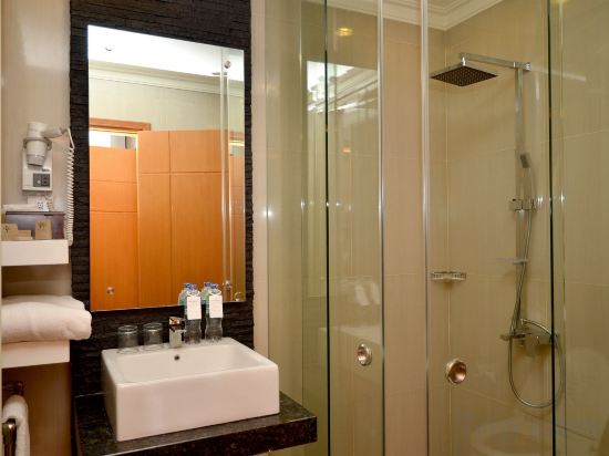 Фото Surabaya Suites Hotel Powered by Archipelago