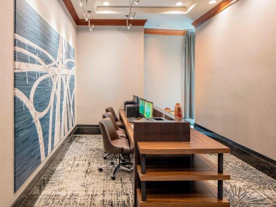 Фото Courtyard by Marriott Boston Brookline
