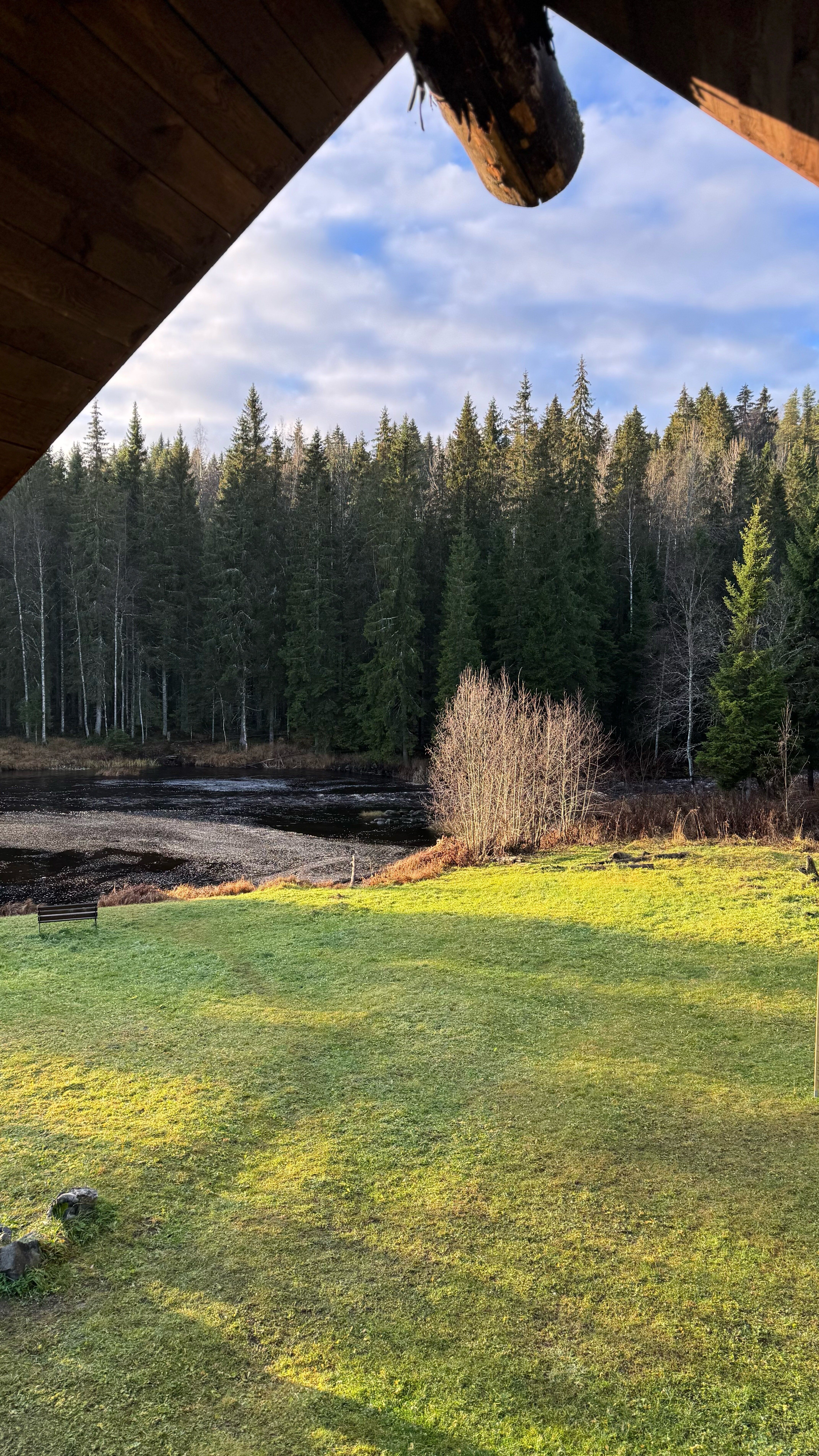 Фото Дом и река