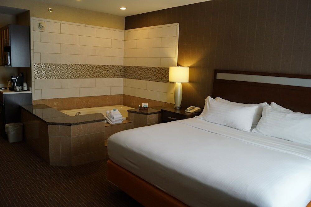 Фото Holiday Inn Express Hotel & Suites Watertown-Thousand Island, an Ihg Hotel