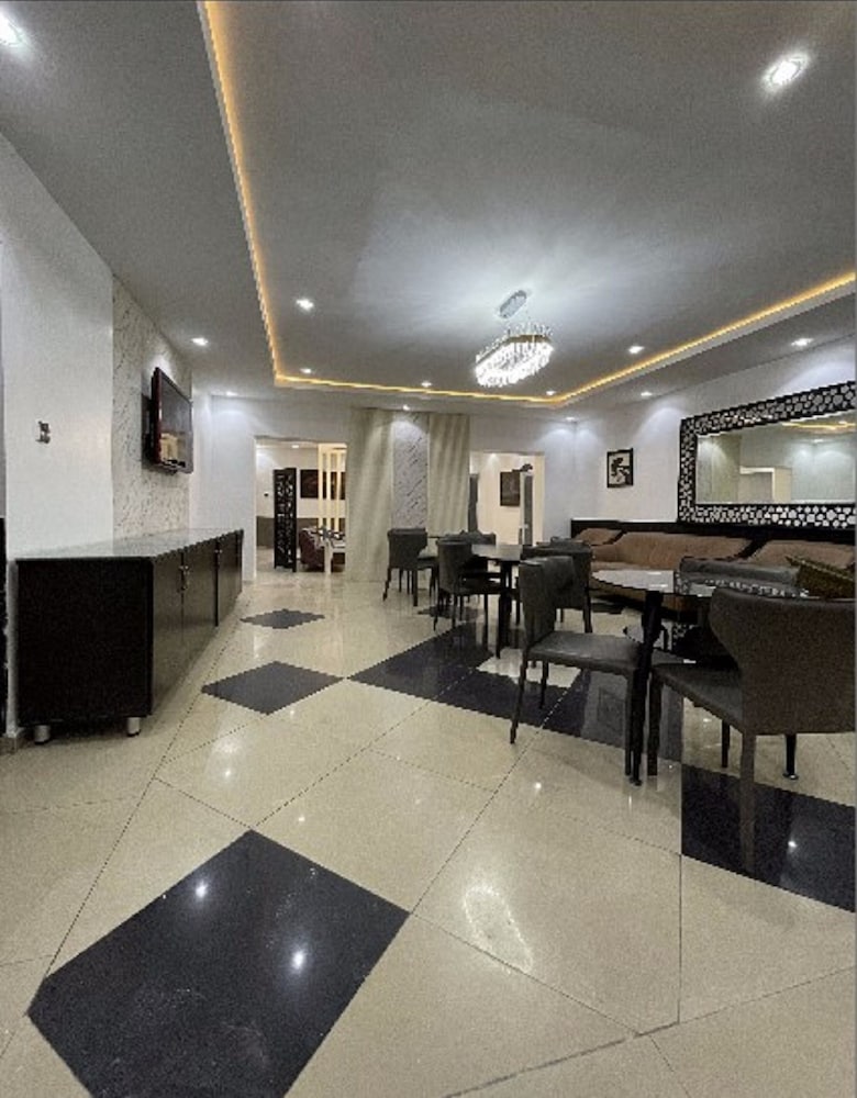 Фото Charlies Place And Suite