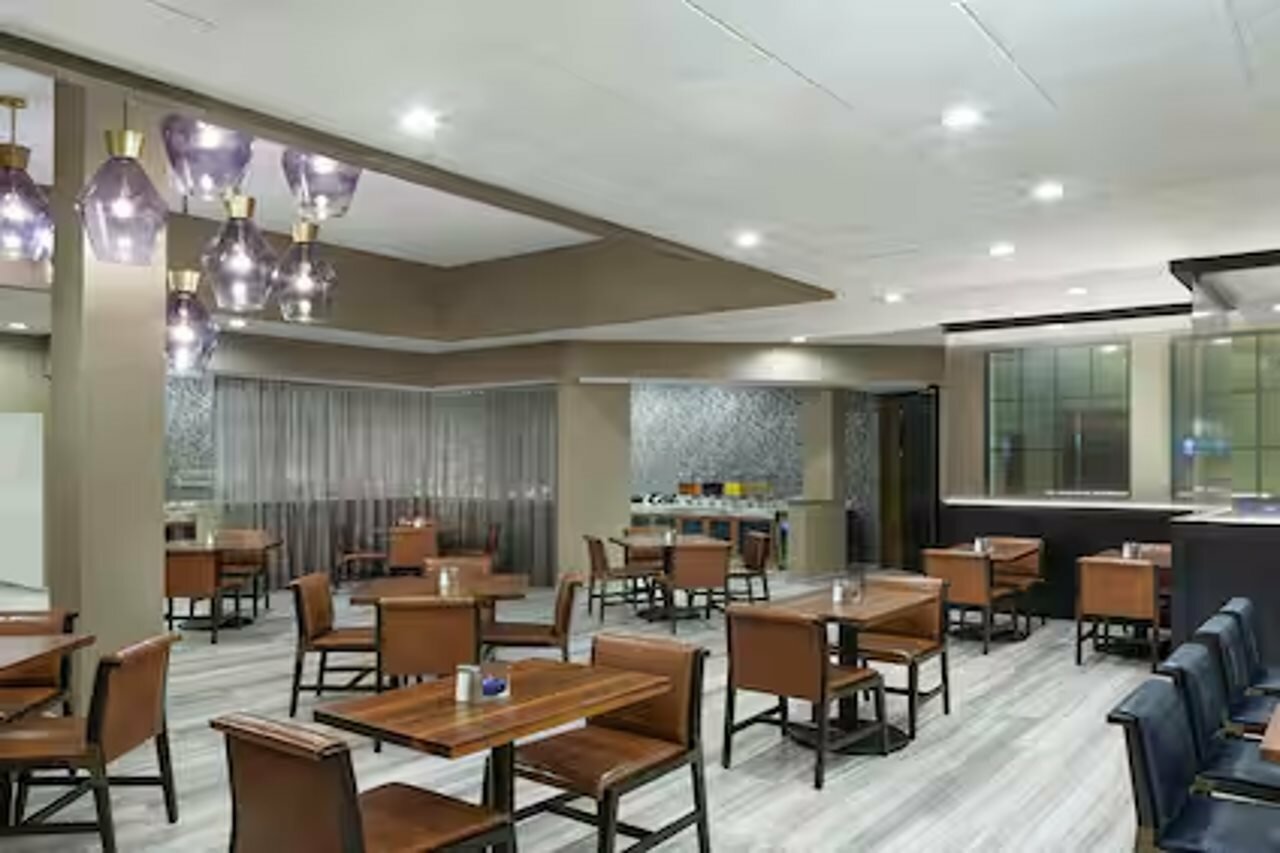 Фото DoubleTree by Hilton Hotel Newark Airport